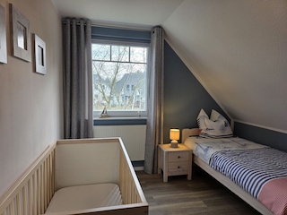 Schlafzimmer 3 mit 2 Einzelbetten und Kinderbett 70x140