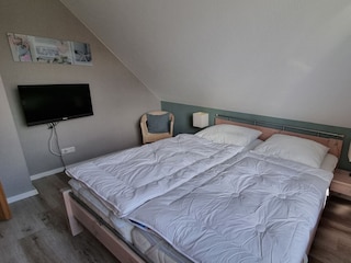 Schlafzimmer 1 mit TV