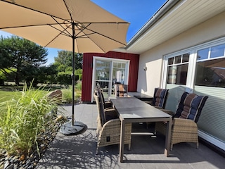 Terrasse mit Gartenmöbeln, Sonnenschirm, Grill
