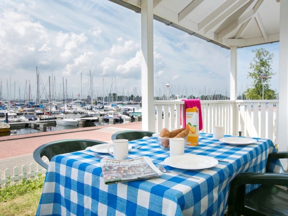 Frühstück, Zeitung und die Aussicht genießen!