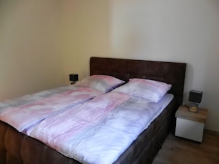 Schlafzimmer 1