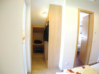 mit Kleiderschrank und Bad