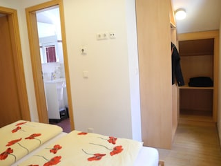 ebenfalls mit Bad und Kleiderschrank