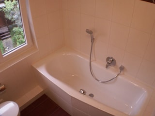 und eines mit Badewanne