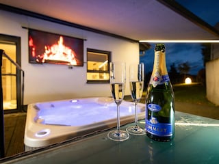Außen Whirlpool mit Outdoor TV