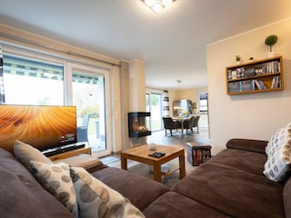 Wohnzimmer mit Blick auf die offene Küche