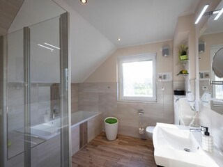 Badezimmer mit Badewanne im Obergeschoss