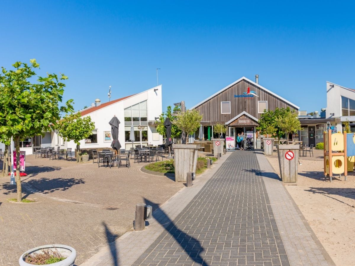 Zentralgebäude mit Schwimmbad und ein Restaurant