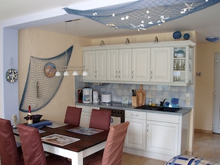 Küchenzeile mit Spülmaschine, Kühlschrank u. Herd