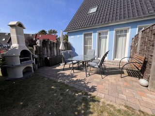 Terrasse mit Grillkamin und Sitzgarnitur