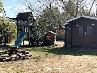 Gartenhaus, Feuerstelle und Kinderspielplatz