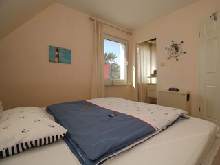 1. Schlafzimmer oben neben dem großem Bad