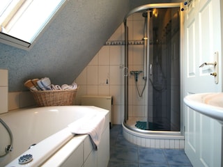 großes Bad mit WC, Whirlpool u. Dusche neben dem 1. SZ