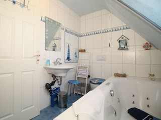 großes Bad mit WC, Whirlpool u. Dusche neben dem 1. SZ