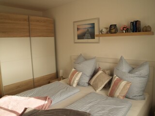 Schlafzimmer mit Boxspringbett & Schwebetürenschrank