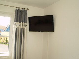 32" LED-TV mit Wandhalterung im Schlafzimmer