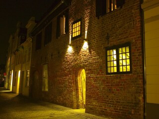 Straßenfront bei Nacht