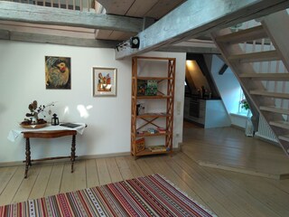 Blick vom Wohnzimmer zum Eingang, Treppe zur Galerie