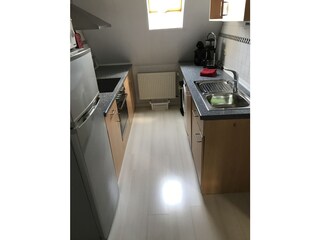 Küchenzeile mit Spül- und Waschmaschine
