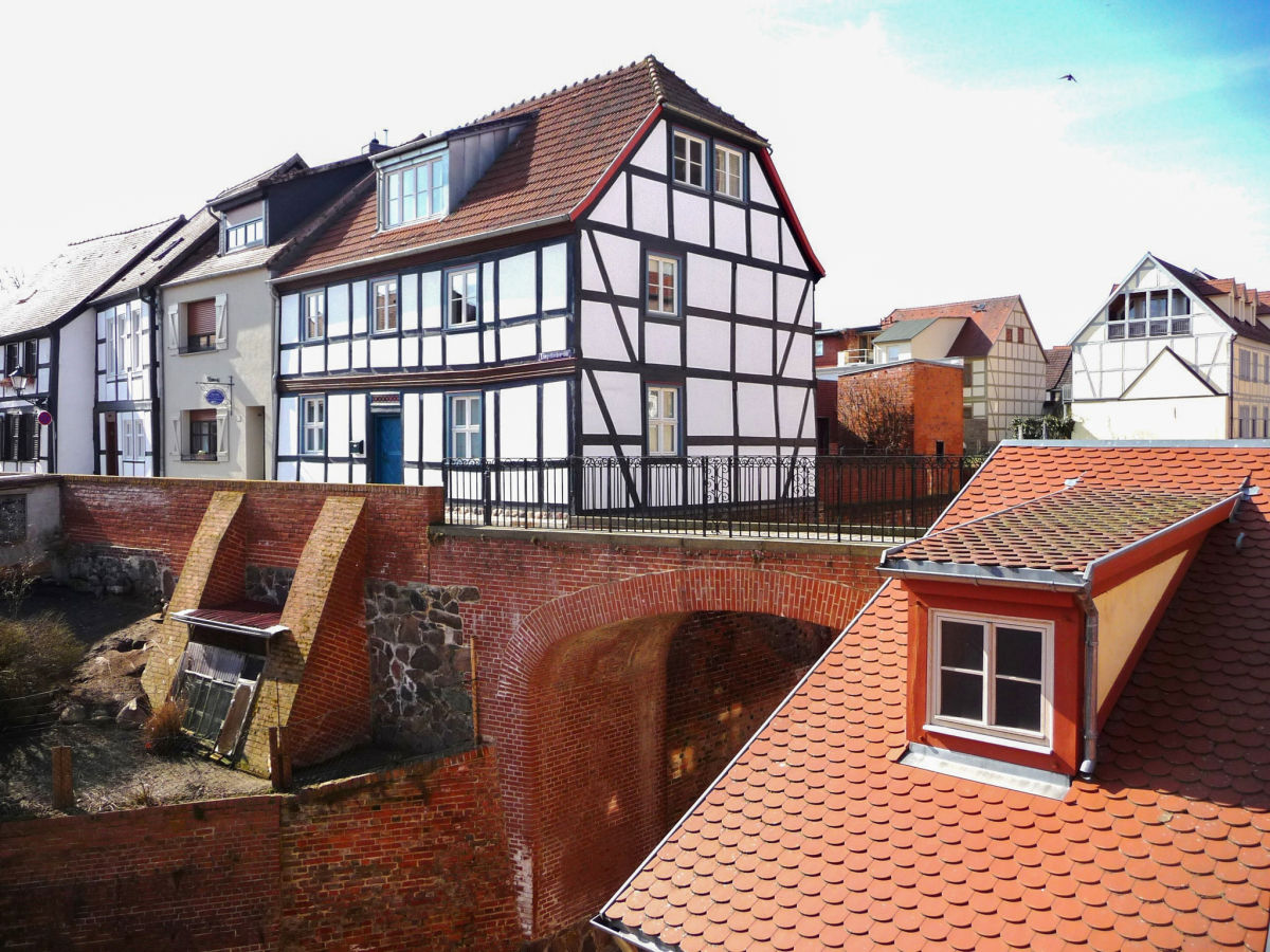 Das Haus thront am Westende der Eselsbrücke