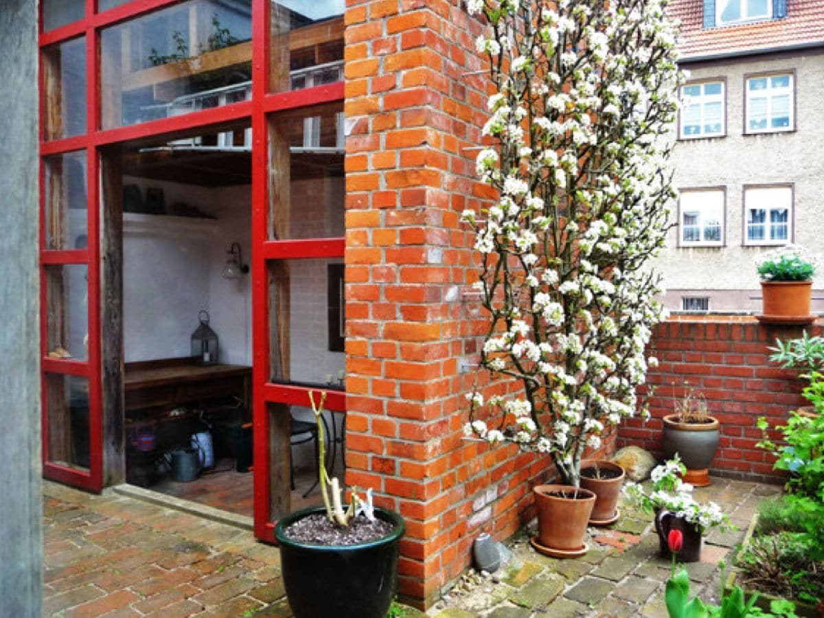 The pear espalier which gave the name to the flat