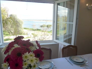 Holiday apartment Facing the water