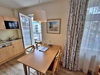 Essbereich und Zugang zum Balkon