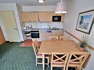 Küchenzeile und Essbereich