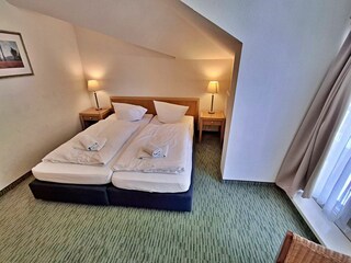 erstes Schlafzimmer mit Doppelbett