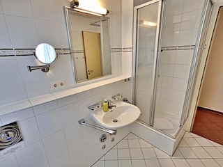 Tageslicht-Bad mit DU/WC