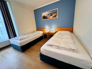 2. Schlafzimmer mit 2 Einzelbetten (zusammenstellbar) und zusätzlichem TV