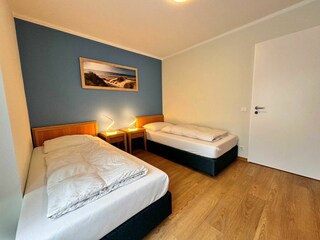 2. Schlafzimmer mit 2 Einzelbetten (zusammenstellbar) und zusätzlichem TV
