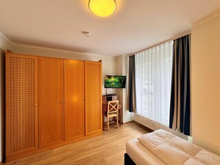 2. Schlafzimmer mit 2 Einzelbetten (zusammenstellbar) und zusätzlichem TV