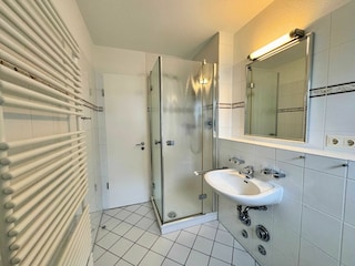 Tageslicht-Bad mit DU/WC