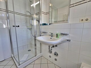 Tageslicht-Bad mit DU/WC
