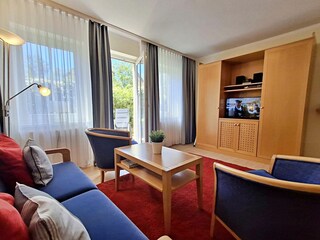 Wohnbereich mit gemütlicher Couch, Essecke, Zugang zur Terrasse