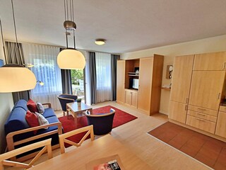 Wohnbereich mit gemütlicher Couch, Essecke, Zugang zur Terrasse