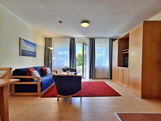 Wohnbereich mit gemütlicher Couch, Essecke, Zugang zur Terrasse