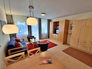 Wohnbereich mit gemütlicher Couch, Essecke, Zugang zur Terrasse