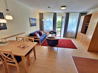 Wohnbereich mit gemütlicher Couch, Essecke, Zugang zur Terrasse