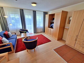 Wohnbereich mit gemütlicher Couch, Essecke, Zugang zur Terrasse