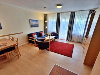 Wohnbereich mit gemütlicher Couch, Essecke, Zugang zur Terrasse