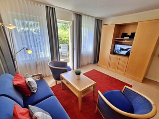 Wohnbereich mit gemütlicher Couch, Essecke, Zugang zur Terrasse