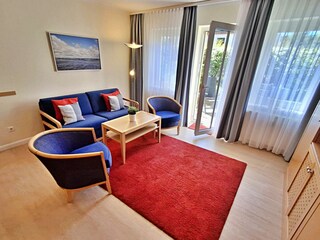 Wohnbereich mit gemütlicher Couch, Essecke, Zugang zur Terrasse