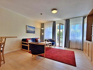 Wohnbereich mit gemütlicher Couch, Essecke, Zugang zur Terrasse