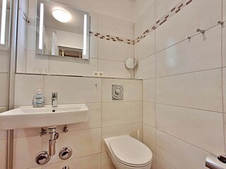 Bad mit Dusche (niedriger Duscheinstieg) und WC