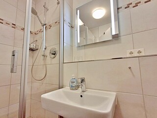 Bad mit Dusche (niedriger Duscheinstieg) und WC