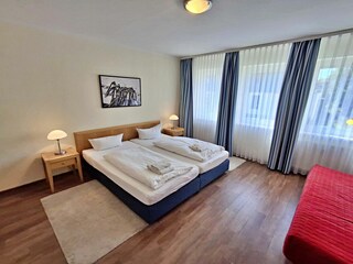 Schlafzimmer mit Doppelbett und Wohn- und Schlafcouch