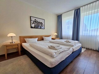 Schlafzimmer mit Doppelbett und Wohn- und Schlafcouch