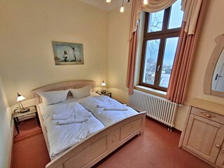 1. Schlafzimmer mit Blick auf die Ostsee